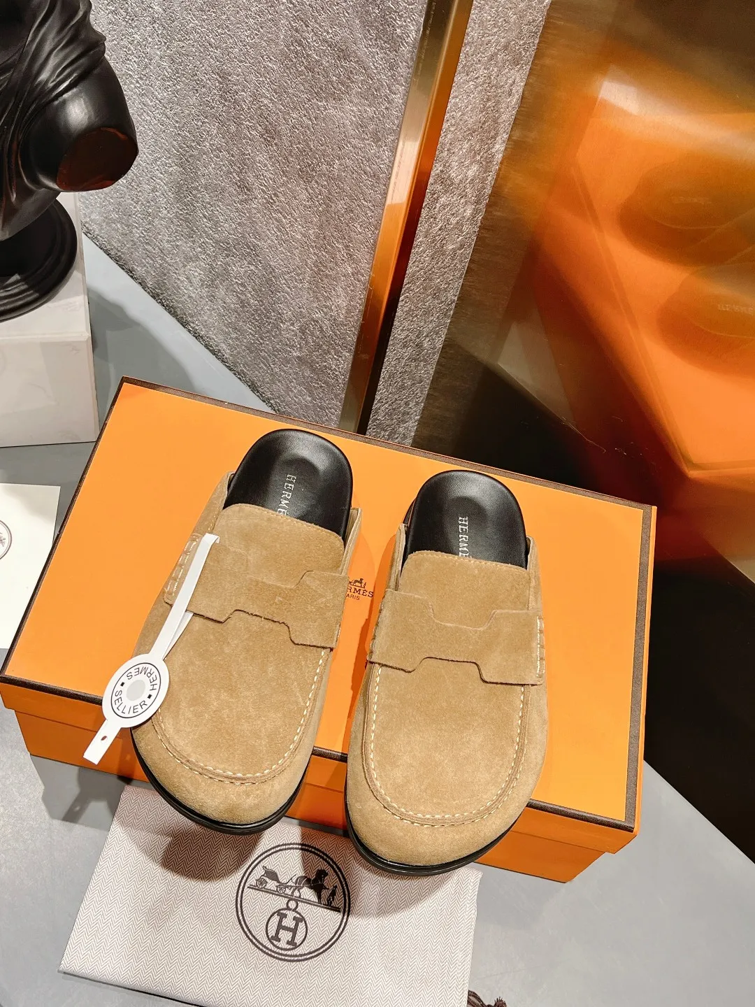 [H Family Hermès] P: 520💰 Size: Male 39-44 (45 customized) Female 35-40 (41 customized) HERMES Hermès' latest couple's cute Birkenstock slippers. Summer really needs versatile slippers. They look good no matter how you match them. They have a casual and high-end feel. The comfort is also great. They are paired with a variety of colorful socks. They are trendy. Hermès 2023 new half slippers are high quality. ●Upper: imported cow suede ●Inner lining: imported sheepskin ●Foot pads: imported mixed sheepskin ●Outsole: Tpu non-slip and wear-resistant outsole